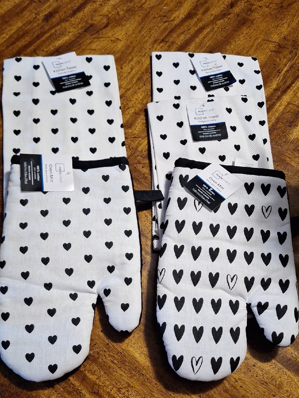 Mainstays Black and White Heart Print 2 Oven Mitt and 3 Towel Set